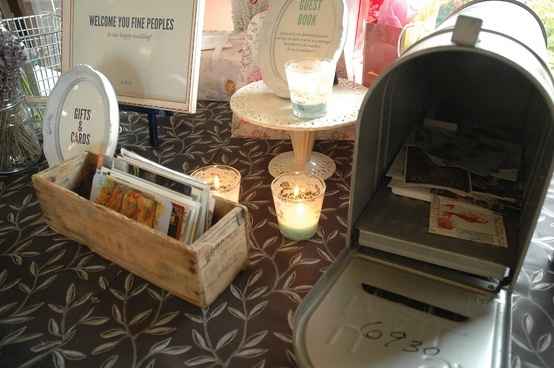 Décoration avec des boites aux lettres et courrier