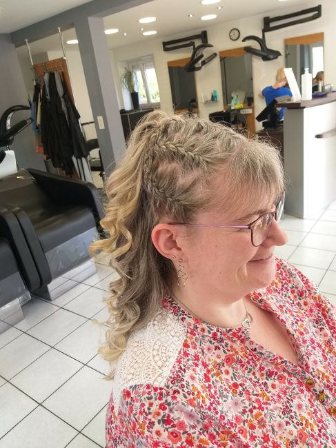 Coucou les fm besoin de votre avis: essai coiffure n 1 je précise j ai un voile je vous met également une photo de la robe que j ai choisi 3