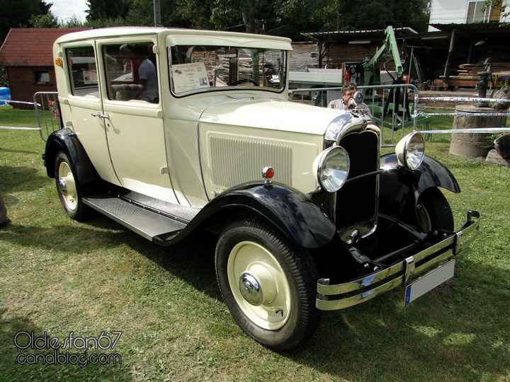 Nous avons déjà réservé la voiture ! Une Citroën C4 des années 30