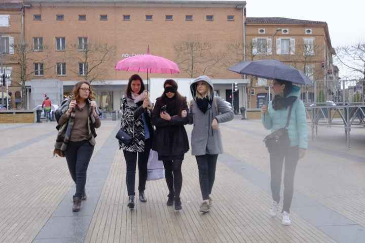 Difficile de marcher sans rien voir!!