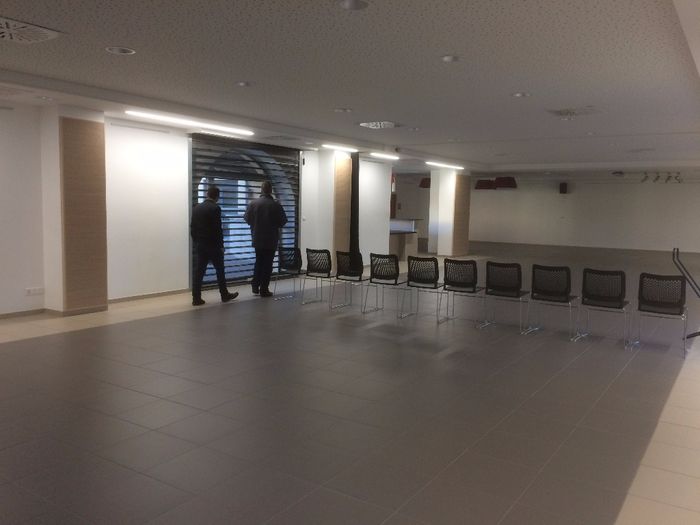 Salle en L, vue de l'entrée