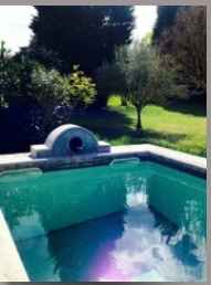 Piscine à côté du vin d'honneur