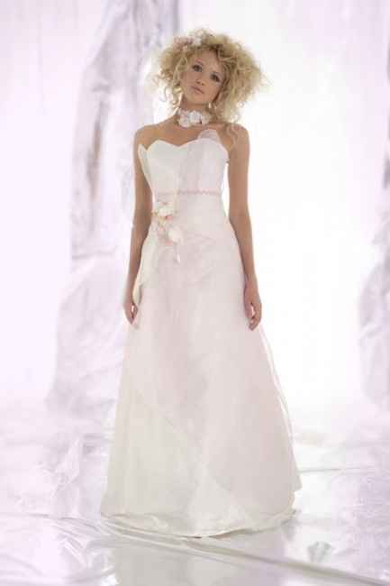 La robe de mariée du 25 avril est....