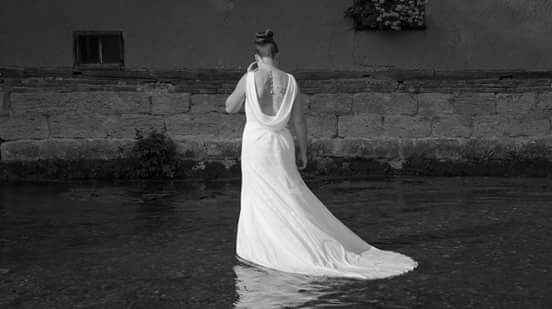 Qui a prévu un shooting photo sur la plage/dans l eau en tenues de mariés - 2