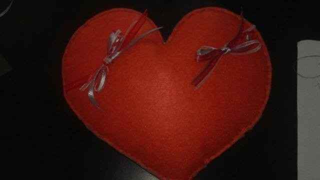 coeur avec les noeuds pour accrocher les alliances
