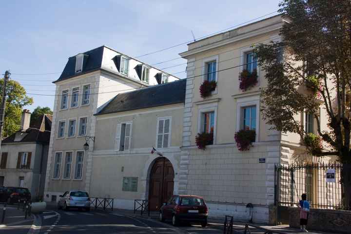 l'entrée de la mairie