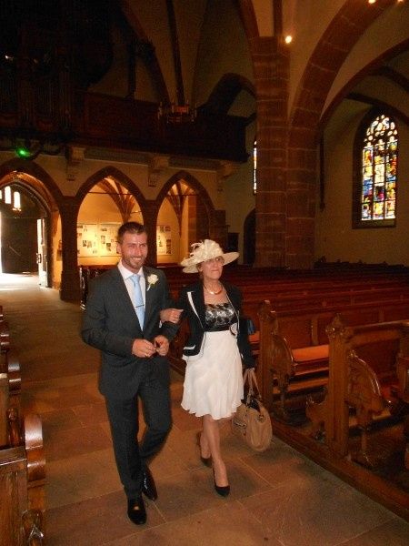 mon homme rentrant a l eglise au bras de ca maman 