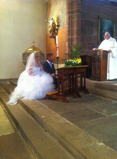 mon entrer a l eglise au bras de mon grand frere .......