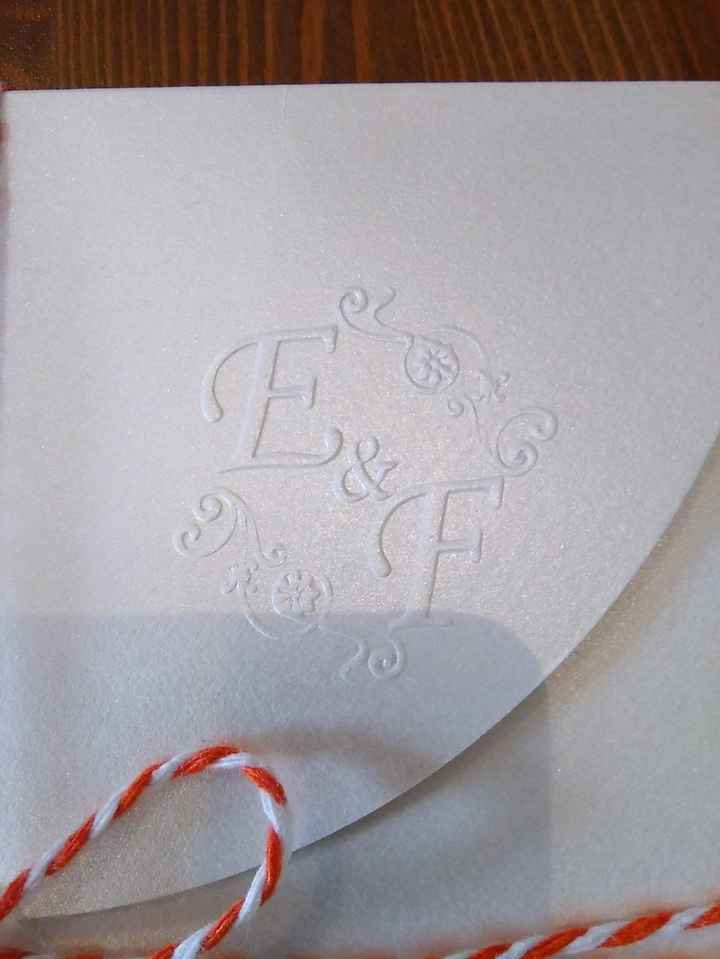 Nos initiales à la pince à gaufrer