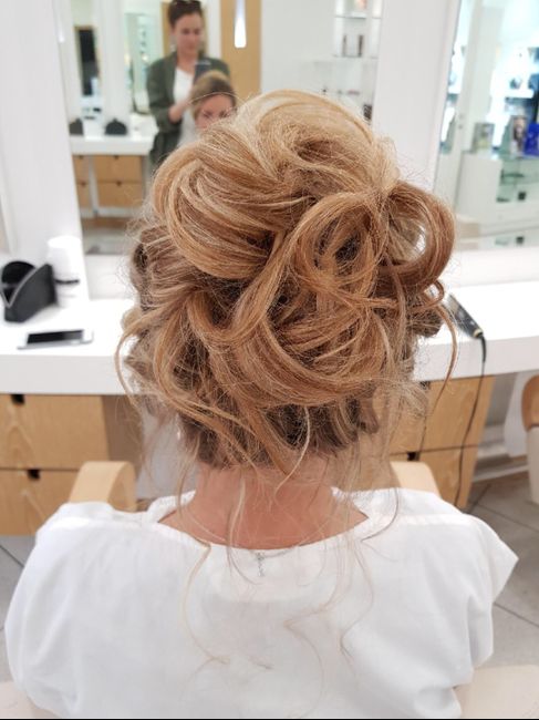 Qui a fait un chignon haut flou? 15