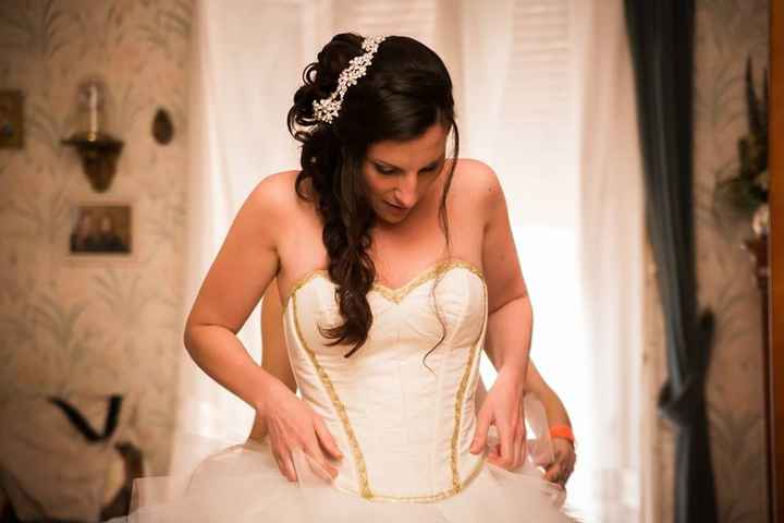 le bustier en lin irisé, biais doré et galon dentelle doré, laçage dos doré 