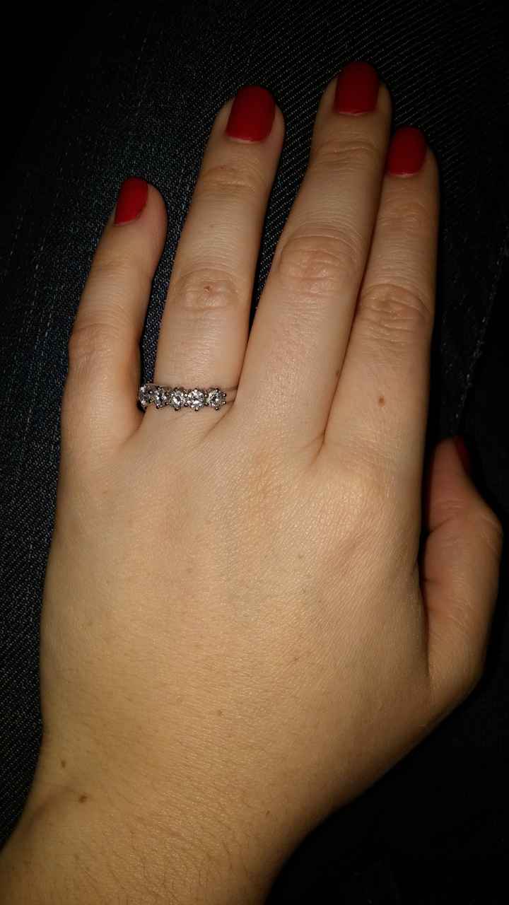 Qui porte une bague de fiançailles ? - 1