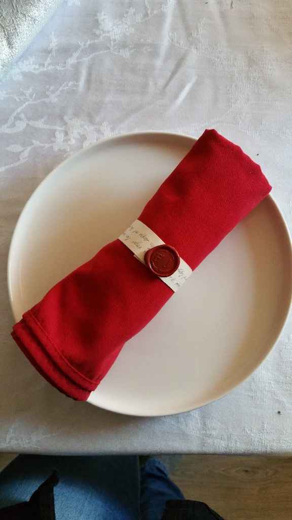 serviette rouge, rond en papier écrit