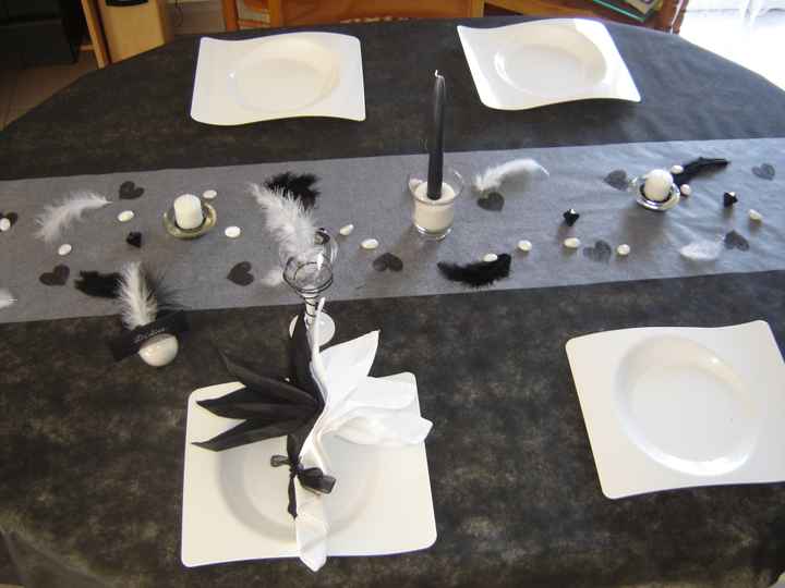 déco table en noir - blanc et plumes