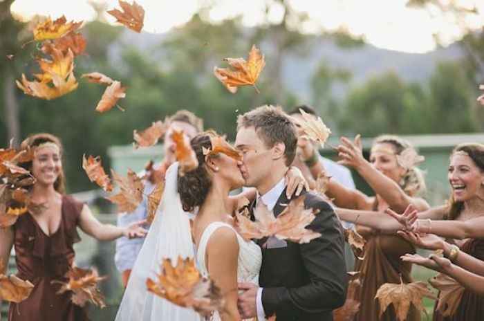 lâché de feuilles pour la sortie de cérémonie