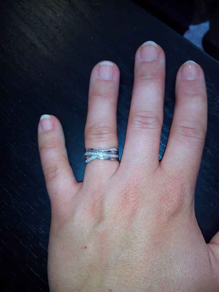 Qui porte une bague de fiançailles ? - 1