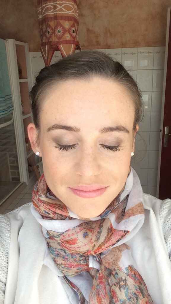 Montrez-moi vos maquillages, s'il vous plait.  Help !  - 2