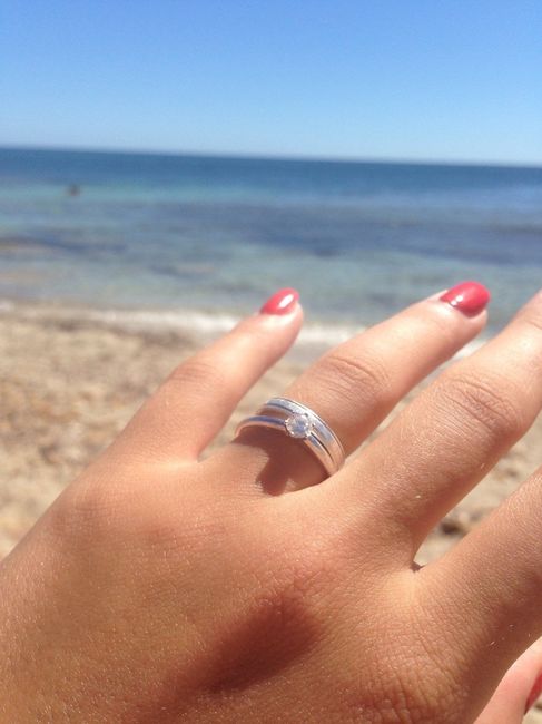 Demande faite sur une ile paradisiaque :) Ma bague de fiançailles avec la bague de PACS derrière