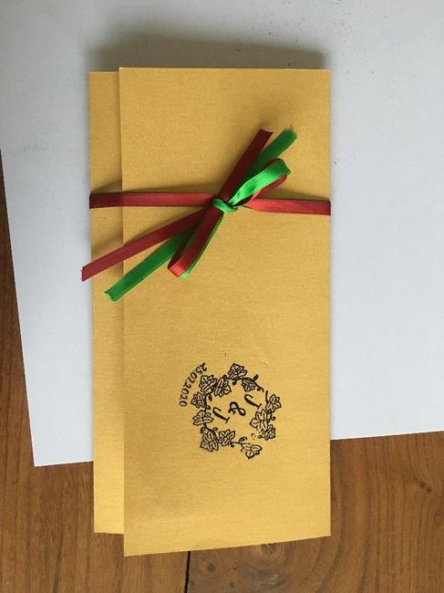 Et le voilà fermé avec le petit tampon personnalisé embossé à chaud (et la couronne faite par mon fr