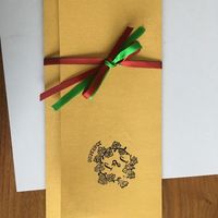 Et le voilà fermé avec le petit tampon personnalisé embossé à chaud (et la couronne faite par mon fr