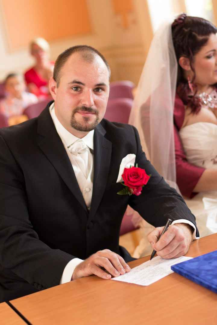 mon mari qui signe a la mairie