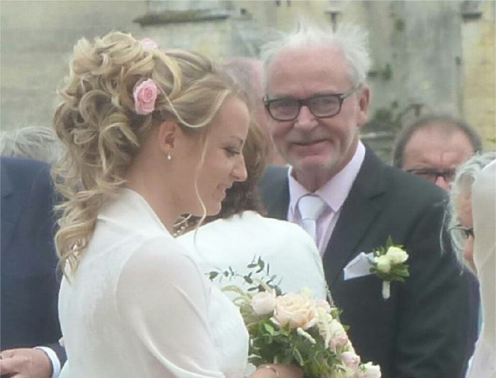  J'ai craquée pour un chignon avec de jolie pinces fleurs rose - 1