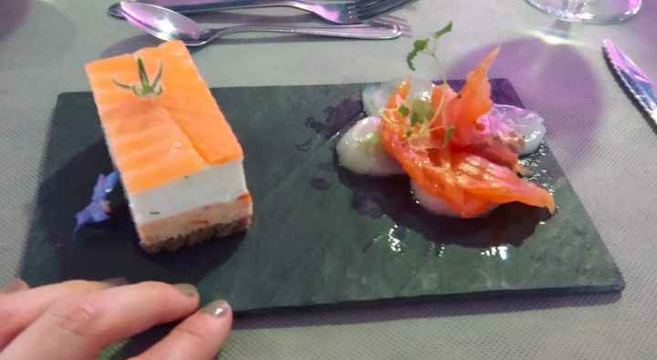 Entrée : opéra de saumon et St Jacques marinées 