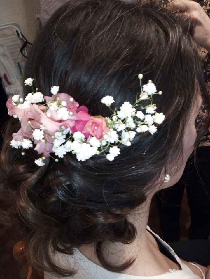 Chignon bas + gypsophile et petites roses