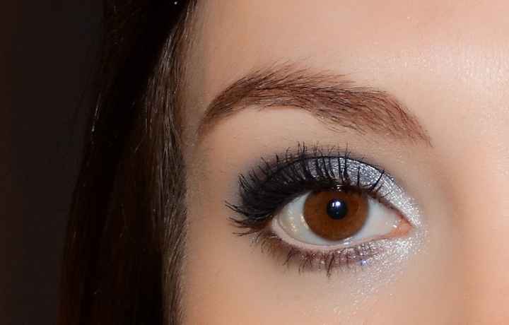 Un smoky gris pailleté très lumineux