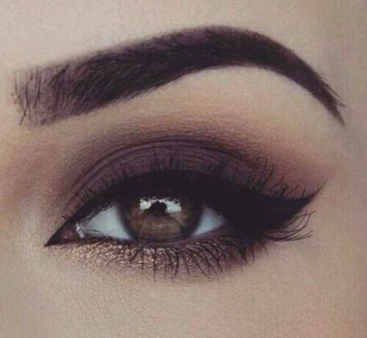 Ou bien un smoky brun "oeil de chat" 