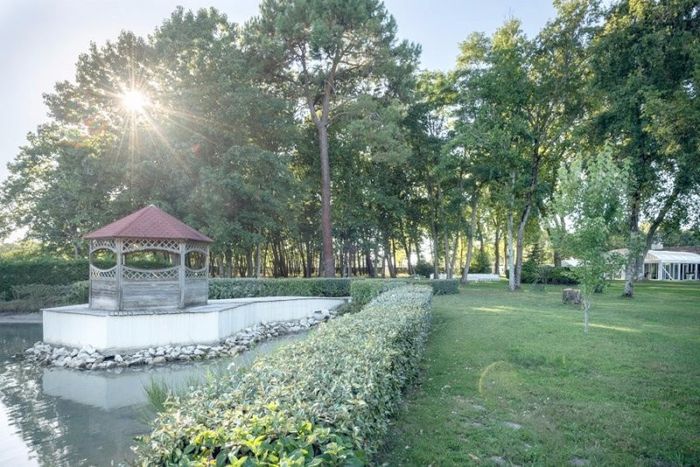 L'extérieur (parc arboré et lac)