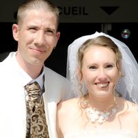 à la sortie de la mairie