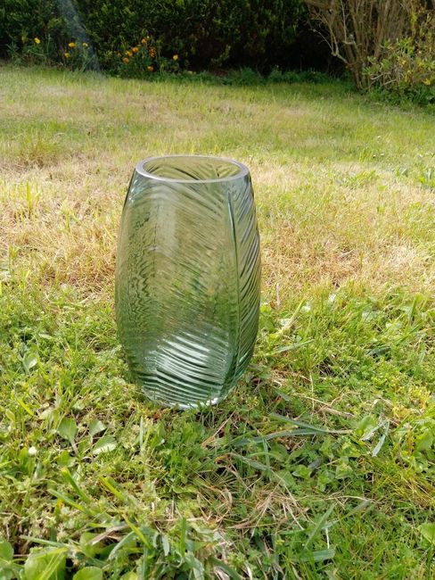 Vases au pied des bancs pour la cérémonie laïque