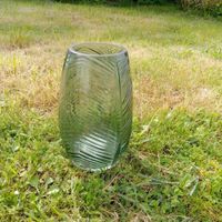 Vases au pied des bancs pour la cérémonie laïque