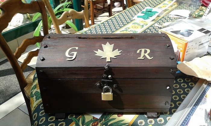 urne personnalisée par le beau père avec nos initiale et la feuille du canada (voyage de noce)