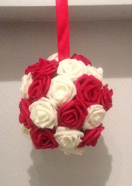 Boule de roses rouges et blanches