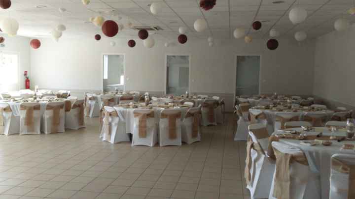 Déco de salle avec des boules en papier - 1