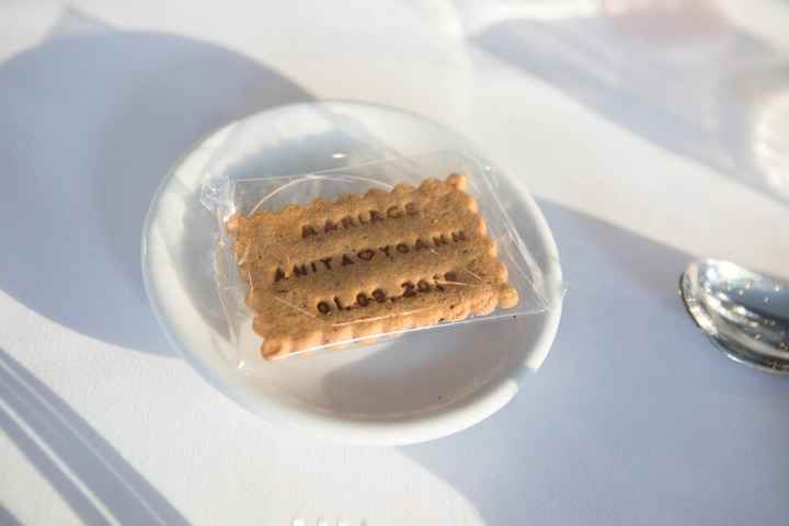 cadeau invité à chaque place sur la table