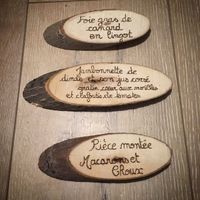 Menu sur rondins de bois