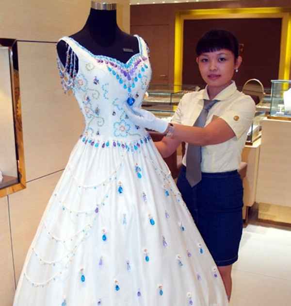 robe inscrusté de pierres precieuse