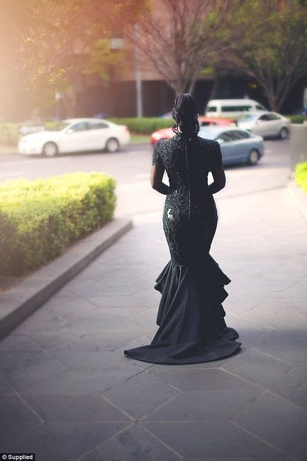 mariée en noir de dos