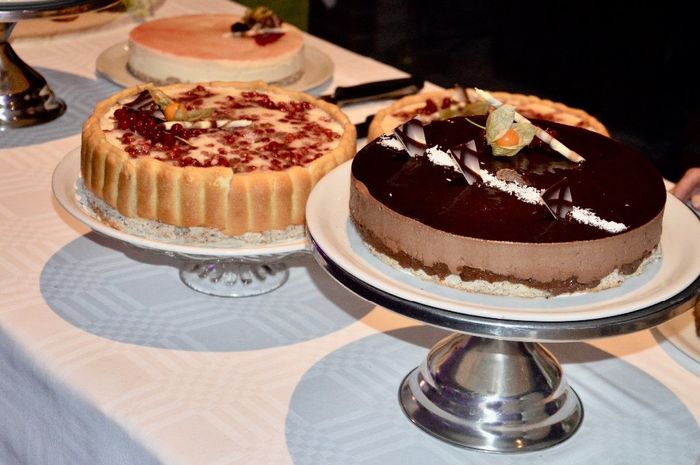 gâteau mousse de chocolat noir, champenois a la fraise, soleurois ananas chocolat blanc