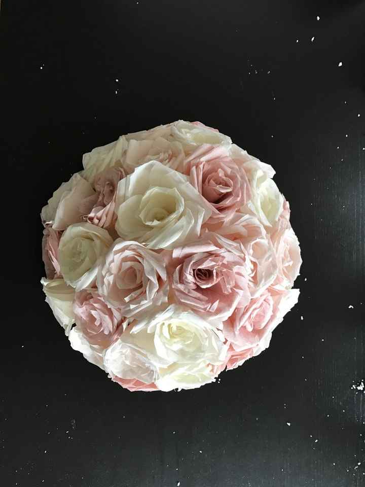 Centre de table d'honneur - demi-sphère et fleurs en papier - 1