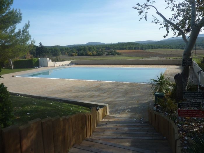 face à la piscine