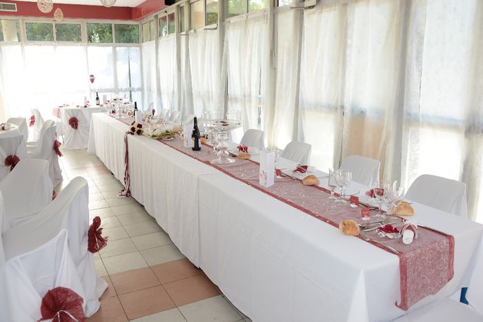 Bouquet sur la table avec rubans qui tombent mdr