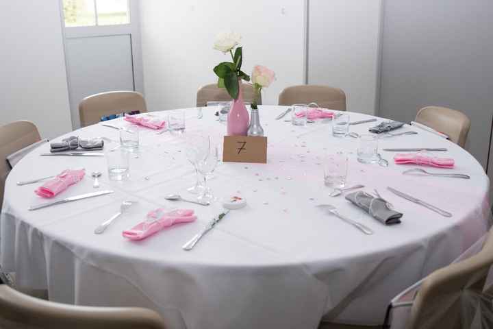 la salle (table enfants avec des petits cadeaux sur leurs chaises)