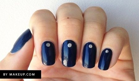 One dot manicure