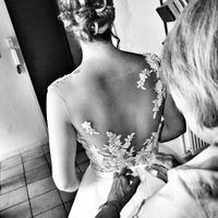 Ma maman qui attache la ceinture de ma robe