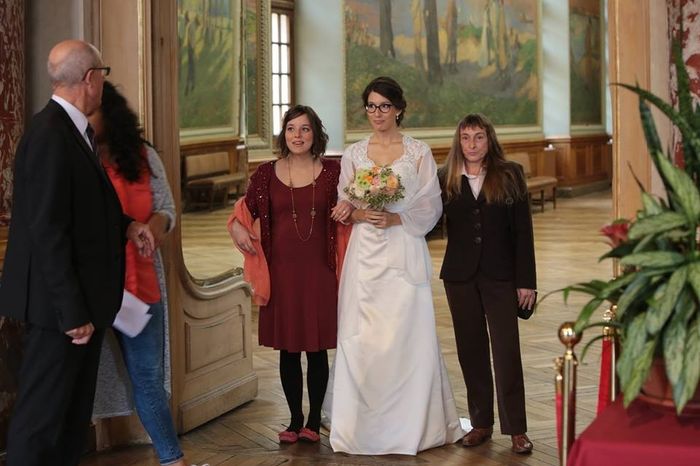 entrée à la mairie aux bras de ma cousine témoin et de ma mère
