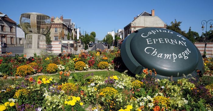 Franck l amour que je porte Emilie est si fort qu il voyage jusqu'à Epernay dans le 51200 - 1